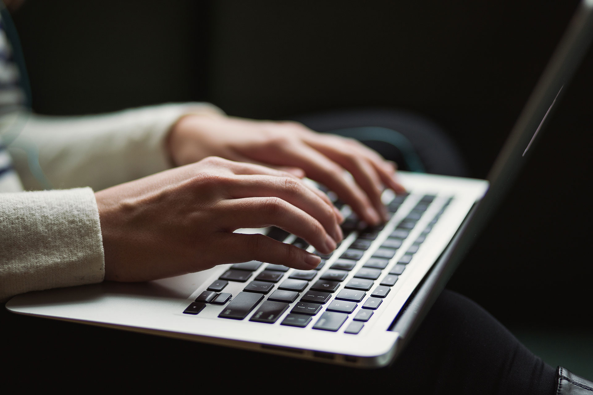 Blogging - Frau nutzt Laptop Photo by Kaitlyn Baker on Unsplash